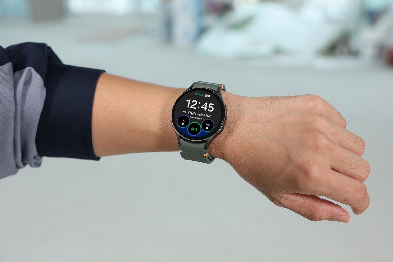삼성전자 모델이 '스마트싱스 프로 안전 관리 솔루션(SmartThings Pro for Safety)'이 적용된 '갤럭시 워치' 알림을 확인하고 있다. 2025.9.30./사진=삼성전자