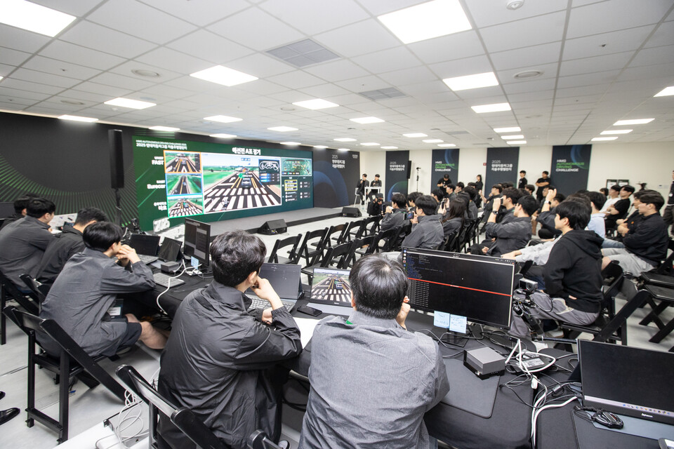 2025 자율주행 챌린지 2차 대회 예선 참가 대학생들이 가상도로 환경에서 자율주행 미션을 수행하고 있다. 2025.9.30./사진=현대자동차그룹
