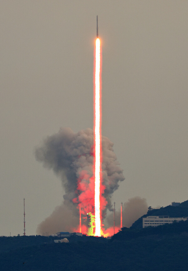 국내 독자 기술로 개발된 한국형 발사체 누리호(KSLV-Ⅱ)가 25일 오후 전남 고흥군 나로우주센터에서 발사되고 있다.이번 누리호 3차 발사는 차세대소형위성 2호 1기와 큐브위성 7기 등 본격적으로 실용급 위성을 탑재해 발사하는 첫 사례다.사진은 177장 촬영 후 레이어 합성. 2023.5.25