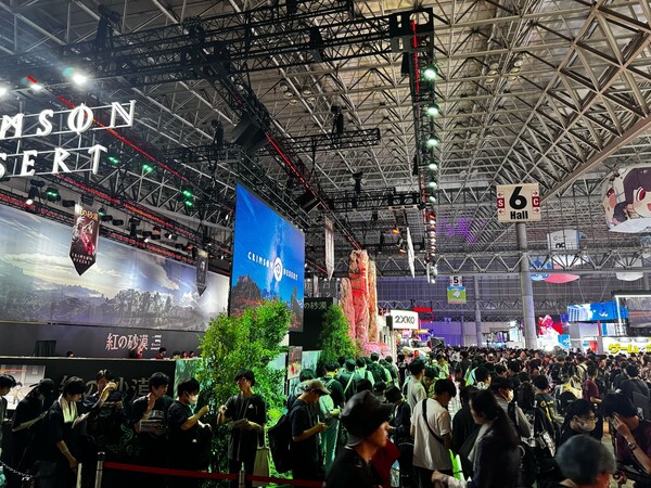 펄어비스가 '도쿄게임쇼 2025'(TGS)에서 붉은사막을 일본 시장에 첫 공개해 출시 기대감을 높였다고 2025년 9월 30일 밝혔다. TGS 붉은사막 부스 앞 많은 인파 사진. /사진=펄어비스