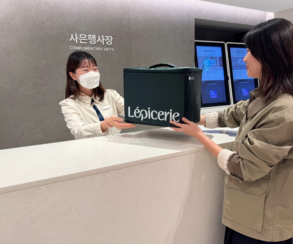 고객이 서울시 중구 소공동에 위치한 롯데백화점 본점 지하 1층 사은행사장에서 보랭 가방을 반납하고 있다. 2025.9.30./사진=롯데쇼핑