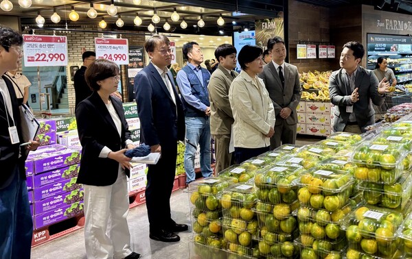 킴스클럽 강남점 관계자들이 농축산물 수급과 가격 동향을 점검하고 공급 상황을 살피고 있다. /2025.9.30.이랜드