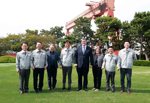 2025년 9월 30일 HD현대중공업 울산광역시 본사를 방문한 주한 캐나다 대사 필립 라포르튠 일행이 잠수함 건조 역량을 확인한 뒤 HD현대중공업 관계자와 기념사진을 촬영하고 있다. /HD현대중공업