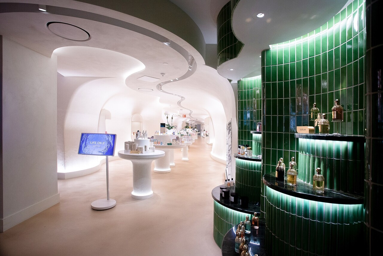  미국 뉴욕의 명품 백화점 쁘렝땅(Printemps)에서 '예술의 순환성'을 주제로 진행되는 전시에 참여한 LG 스탠바이미 2가  백화점 곳곳에 설치돼 참여 브랜드의 스토리를 담은 영상 콘텐츠를 선보이고 있다. 2025.10.1./사진=LG전자