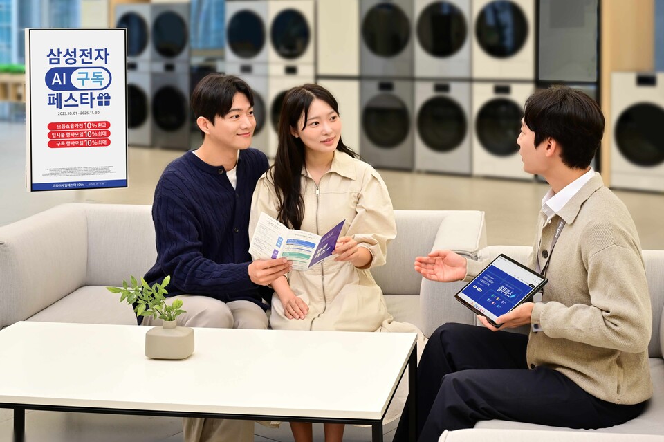 삼성전자 모델이 삼성스토어 서초점에서 'AI 구독 페스타' 혜택에 대한 설명을 듣고 있다. 2025.10.1./사진=삼성전자