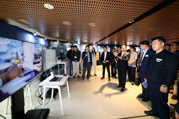 2025년 9월 30일 서울 을지로 대우건설 본사에서 개최된 '2025 스마트건설 포럼'에서 김보현 대우건설 대표이사 사장(가운데)이 전시장에 마련된 바로답AI(인공지능) 부스를 둘러보고 있다. /대우건설