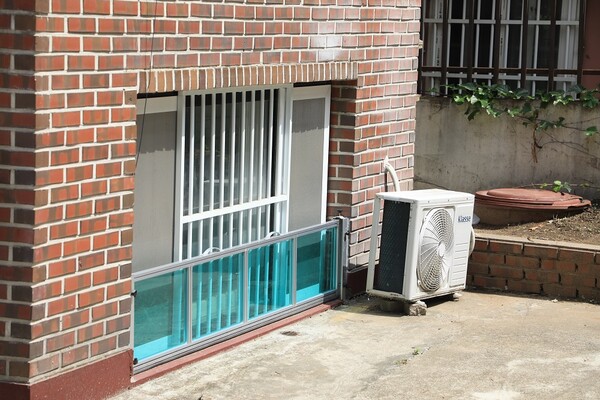 한국토지주택공사(LH)가 매입임대주택 반지하세대에 침수판을 설치한 모습이다. /2025.10.1 한국토지주택공사