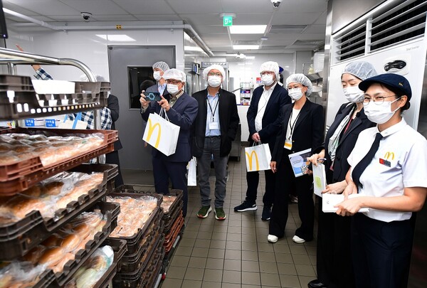 맥도날드가 한국에서 최초로 진행한 아시아 지역 전략회의(phase 2)에 참석한 주요 임원단들이 서울에 위치한 서울태릉입구역DT점을 방문해 매장 주요 시설을 견학했다 / 사진=한국맥도날드