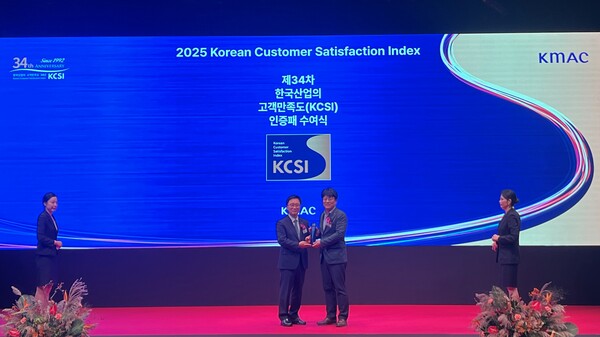 2025년 9월 30일 이승주 롯데GRS 마케팅 부문장(오른쪽)이 신라호텔에서 진행된 2025 한국산업의 고객만족도(KCSI)조사 인증패 수여식에서 기념 촬영을 하고 있다 / 사진=롯데GRS