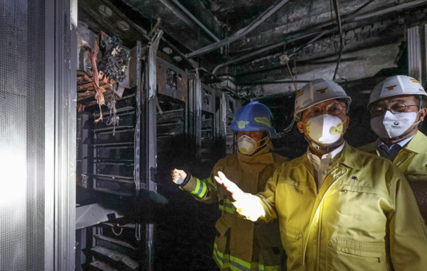 김민석 국무총리가 2025년 9월 27일 대전 유성구 국가정보자원관리원 화재 현장을 살펴보고 있다. /사진=국무총리비서실