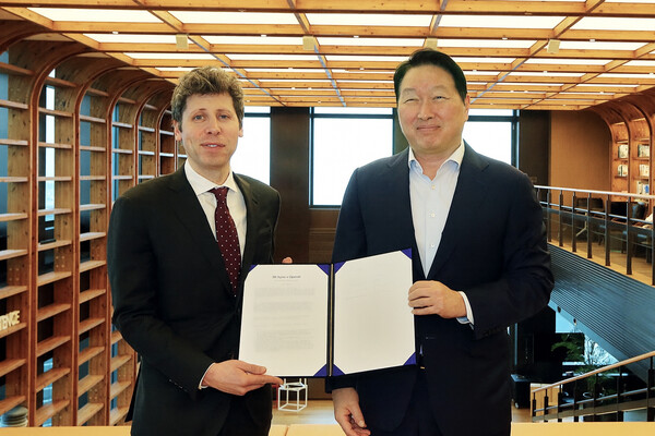 2025년 10월 1일 서울 종로구 SK서린빈딜에서 최태원 회장(오른쪽)과 샘 올트먼 오픈AI CEO가 메모리 공급 의향서(LOI)와 서남권 AI DC 협력에 관한 양해각서(MOU)를 체결하고 기념촬영을 하고 있다./사진=SK