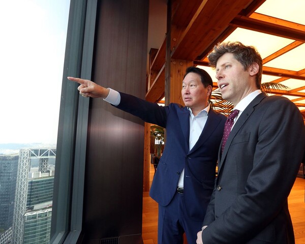 2025년 10월 1일 서울 종로구 SK서린빌딩에서 최태원 회장(오른쪽)과 샘 올트먼 오픈AI CEO가 창밖을 보며 환담을 하고 있다./사진=SK
