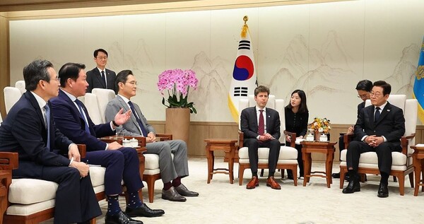 2025년 10월 1일 용산 대통령실에서 열린 이재명 대통령과 오픈AI 샘 올트먼 대표의 접견에 참석한 최태원 SK그룹 회장이 발언하고 있다. /연합뉴스