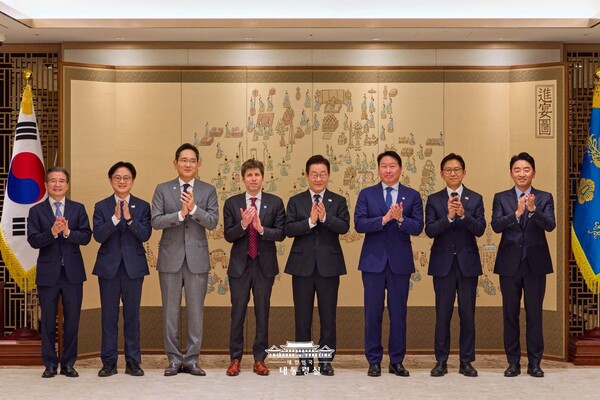 `이재명 대통령이 2025년 9월 25일 오후 서울 용산 대통령실에서샘 올트먼 오픈AI CEO를 접견한 후 기념 촬영을 하고 있다. 사진 왼쪽부터 대통령실 김용범 정책실장, 하정우 AI미래기획수석, 이재용 삼성전자 회장, 샘 올트먼 CEO, 이 대통령, 최태원 SK그룹 회장, 배경훈 과학기술부총리겸 과학기술정보통신부 장관, 강훈식 대통령실 비서실장. /대통령실.