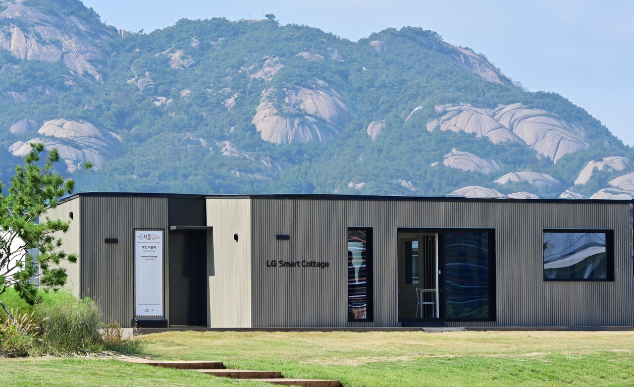 서울 종로구 '열린송현 녹지광장'에 설치된 LG 스마트코티지 16평형 신모델 모습. 2025.10.2./사진=LG전자