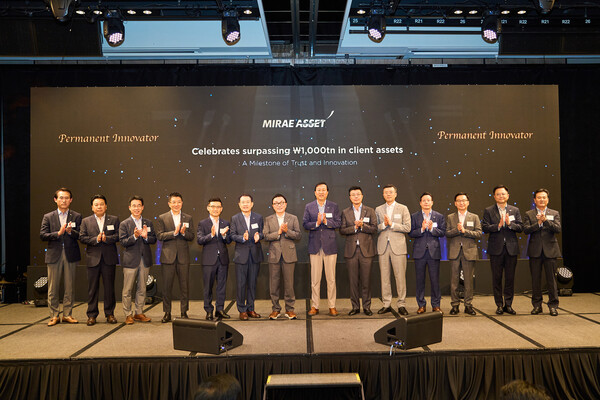 미래에셋그룹이 고객자산 1000조 원을 달성한 것을 기념해 2025년 10월 1일 서울 포시즌스호텔에서 행사를 개최했다. (왼쪽에서 7번째) 박현주 회장, (왼쪽에서 5번째) 김미섭 부회장, (오른쪽에서 4번째) 허선호 부회장 등 참석자들이 사진 촬영을 하고 있다. /사진=미래에셋그룹