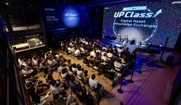 뇌과학자 장동선 박사와 유튜브 채널 ‘알고란’ 고란 대표가 청년 대상 업클래스에서 질의응답을 진행하고 있다. 2025.10.2. /사진=두나무