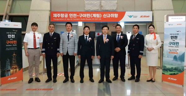 2025년 10월 1일 인천국제공항에서 진행된 제주항공의 인천~구이린 노선 신규 취항식에 참석한 김이배 대표이사(왼쪽에서 5번째)와 최원선 운송서비스본부장(4번째) 등 임직원들이 신규 취항편 승무원들과 기념사진을 촬영하고 있다. /제주항공