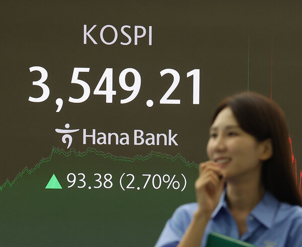 코스피가 사상 처음 3,500선을 돌파하며 종가 기준 역대 최고치인 3.549.21로 마감한 2일 오후 서울 중구 하나은행 딜링룸에서 딜러들이 업무를 보고 있다. 2025.10.2/연합