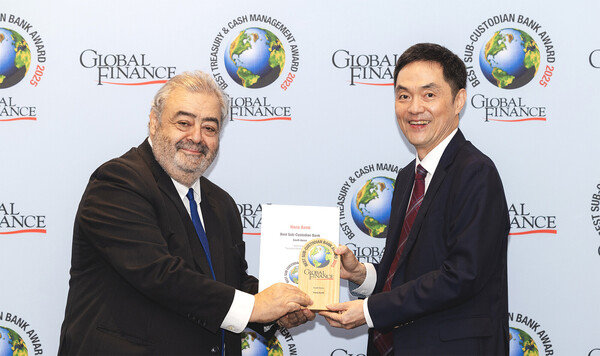 하나은행은 2025년 9월 30일(현지시각) 미국 글로벌 금융·경제 전문지인 ‘글로벌파이낸스지’가 선정하는 '2025 대한민국 최우수 수탁 은행상'을 수상했다. 시상식에 참석한 권우철 하나은행 수탁영업부 팀장(사진 왼쪽 두번째)이 안드레아 피아노 글로벌파이낸스지 편집자와 기념 촬영을 하고 있다./사진=하나은행