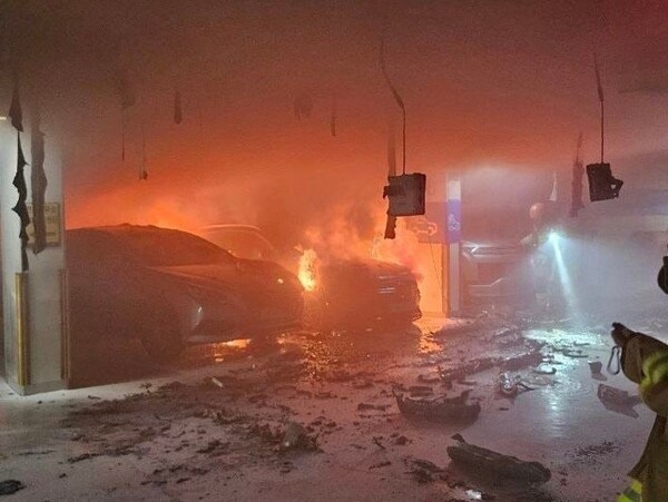 2025년 10월 5일 오전 8시4분쯤 경기 수원시 권선구 15층짜리 아파트 지하주차장에 있던 벤츠 전기차에 불이 났다. /경기소방재난본부