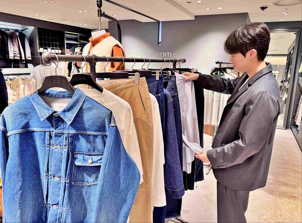 서울시 중구 소공동에 위치한 롯데백화점 본점 6층 남성패션관 내 매장에서 고객이 상품을 고르고 있다./2025.10.8.롯데쇼핑