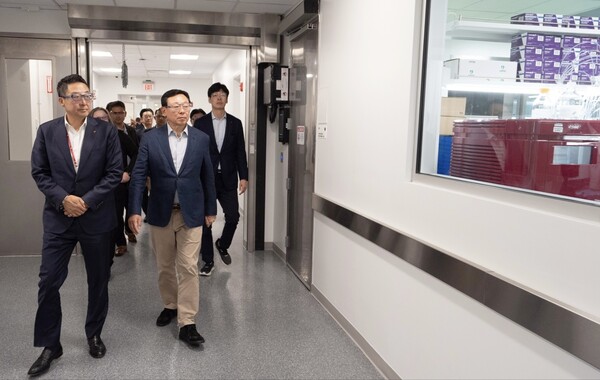 신동빈 롯데그룹 회장(왼쪽 두번째)이 2025년 10월 5일 미국 뉴욕주에 위치한 롯데바이오로직스 시러큐스 바이오 캠퍼스를 찾아 3월 준공 후 본격 가동에 들어간 ADC 생산시설을