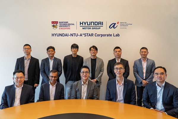 현대차그룹 HMGICS는 2025년 10월 3일 싱가포르 난양공대에서 ‘현대차그룹-NTU-A*STAR 기업 연구소’를 개소했다. (앞줄 왼쪽부터) 람쿽얀 NTU 부부총장, 알페시 파텔 HMGICS CIO 상무, 박현성 HMGICS 법인장 상무, 림켕후이 A*STAR 과학 및 공학 연구 위원회 부청장, 데이비드 로우 A*STAR CEO, (뒷줄 왼쪽부터) 후궈창 NTU 교수, 문승기 NTU 부교수, 민정국 현대차 제조SW개발실 상무, 한승훈 HMGICS Core R&D lab 상무, 이던 림 싱가포르 경제개발청 부본부장, 왕 웨이 A*STAR 연구개발부문 부총괄책임자가 기념촬영을 하고 있다./사진=현대차그룹