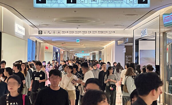 외국인·내국인 고객들이 2025년 10월 황금연휴 기간 서울시 송파구 신청동 잠실 롯데월드몰을 방문하고 있다./2025.10.12 롯데쇼핑