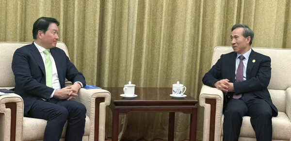 최태원 대한상공회의소 회장(왼쪽)은 2025년 10월 10일 베이징에서 런홍빈 중국국제무역촉진위원회(CCPIT) 회장을 만나 양국 경제협력의 현황을 돌아보고, 기업 간 교류 확대 등 민간 차원의 협력 방안에 대해 의견을 나눴다./2025.10.12 대한상공회의소