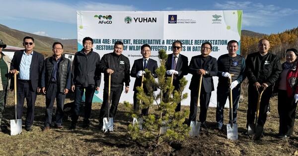 2025년 9월 30일 몽골 숲 조성 사업 런칭 세레머니 현장에 (왼쪽 세 번째부터) 강호덕 산림청 사막화방지연구사업단장, 바트후 몽골 대통령 자문위원, 문흐바트 대통령 비상임 고문, 박종호 AFoCO 사무총장, 조민철 유한양행 상무, 오윤사나 몽골산림청장, 볼드바타르 빌리언트리스 NGO 대표가 참여해 기념사진을 촬영하고 있다. /유한양행