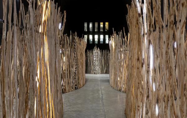 《현대 커미션: 마렛 안네 사라: Goavve-Geabbil》 전시 전경./사진=Photo © Tate (Sonal Bakrania)