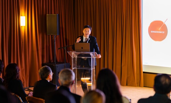 아모레퍼시픽 제2회 NBRI 심포지엄에서 아모레퍼시픽 R&I센터 박원석 소장이 발표하고 있다. /2025.10.14.아모레퍼시픽