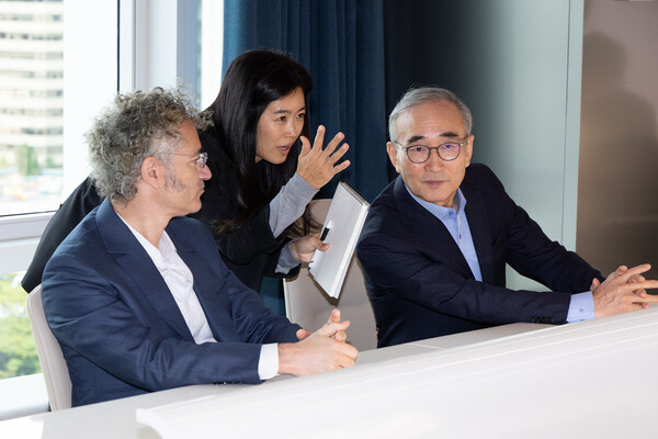 KT 김영섭 대표(오른쪽)와 팔란티어 알렉스 카프 CEO(왼쪽)가 한국에서의 첫 CEO 회동을 진행하고 기념 사진을 촬영하고 있다. / 사진=KT