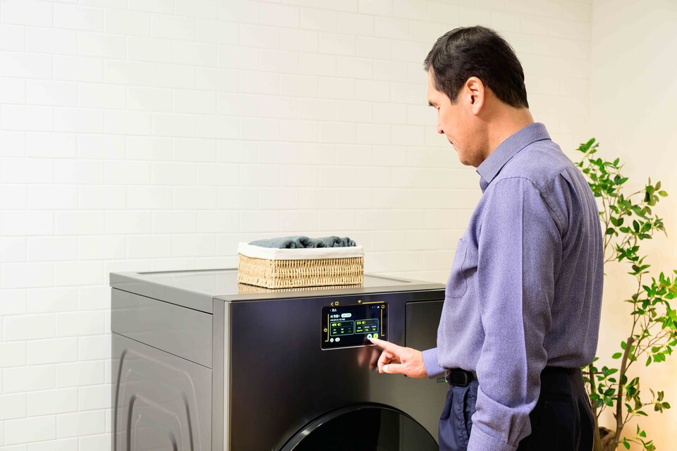 모델이 삼성전자가 15일 '흰지팡이의 날'을 맞아 공개한 시각장애인과 저시력자를 위한 AI 가전 매뉴얼 '모두를 위한 사용법'에 따라 가전제품을 작동시키고 있다. 2025.10.15./사진=삼성전자