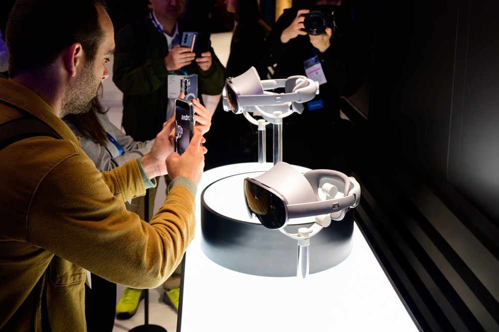 2025년 3월 3일부터 6일까지(현지시간) 스페인 바르셀로나에서 열린 ‘모바일 월드 콩그레스 2025(Mobile World Congress 2025, MWC25)’에 마련된 삼성전자 전시관을 찾은 관람객들이 최초의 안드로이드 XR 헤드셋 ‘프로젝트 무한(Project Moohan)’을 살펴보고 있다. 2025.10.15./사진=삼성전자 뉴스룸