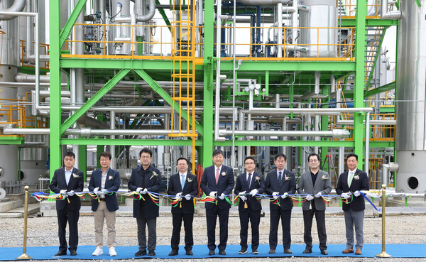 2025년 10월 14일 경기도 평택 수소 특화단지에서 열린 '평택 CO2 포집·액화 실증시설 준공식'에서 김태영 과학기술정보통신부 과장(왼쪽에서 6번째), 김재영 현대건설 기술연구원장(5번째) 등 관계자들이 기념사진을 촬영하고 있다. /현대건설