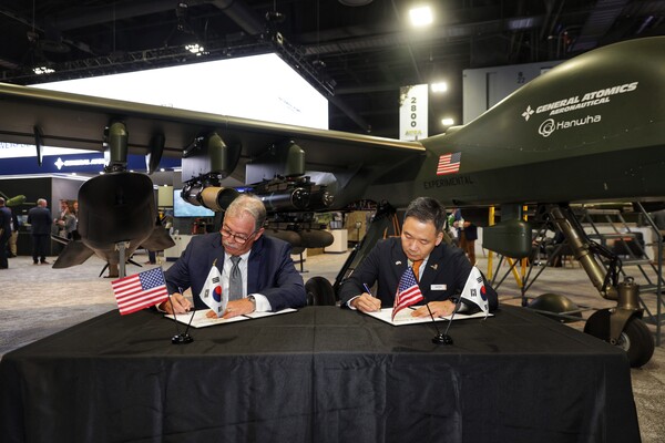 2025년 10월 14일 미국 워싱턴DC 미 육군협회(AUSA) 방산전시회에서 열린 한화에어로-GA 단거리이착륙 무인기 공동개발 계약식에서 관계자들이 기념사진을 촬영하고 있다. /한화에어로스페이스