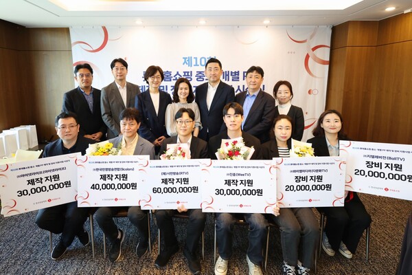 롯데홈쇼핑은 2025년 10월 15일 서울 중구 한국프레스센터에서 한국언론학회와 공동으로 '제10회 중소·개별PP 제작 및 장비 지원사업' 시상식을 진행했다. (뒷줄 왼쪽 첫번째부터) 롯데홈쇼핑 구해운 동반성장팀장, 한국언론학회 지성욱 부회장, 순천향대 정윤경 교수, 한국언론학회 배진아 회장, 롯데홈쇼핑 이동규 커뮤니케이션부문장, 한국언론학회 이상복 부회장, 홍주현 부회장이 기념 촬영을 하고 있다./롯데홈쇼핑