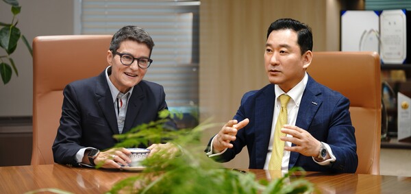 김성환 한국투자증권 사장(오른쪽)과 로빈 그루(Robyn Grew) MAN그룹 CEO(최고경영자)가 2025년 10월 15일 서울 여의도 한국투자증권 본사에서 만나 글로벌 금융상품 확대 및 협력 방안을 논의하고 있다. /사진=한국투자증권