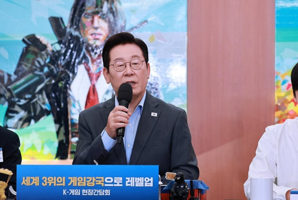 이재명 대통령이 2025년 10월 15일 크래프톤의 게임·문화 플랫폼 서울 성동구 '펍지 성수'에서 열린 'K-게임 현장 간담회'에서 발언하고 있다. /사진=연합