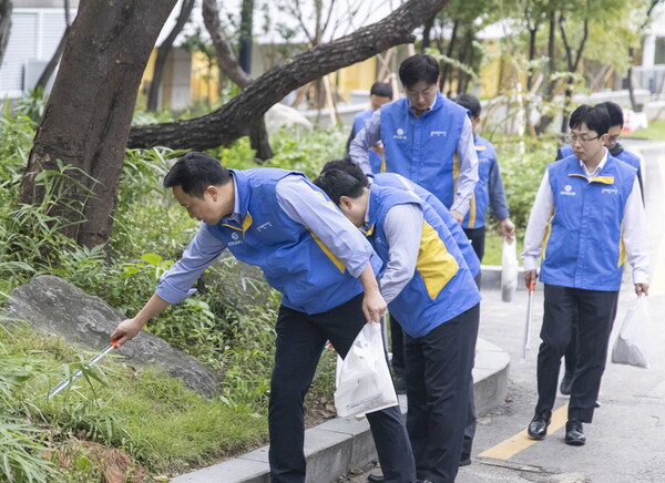 행사에 참석한 신한금융그룹 임직원들이 봉사활동을 하고 있다./2025.10.15 신한금융그룹