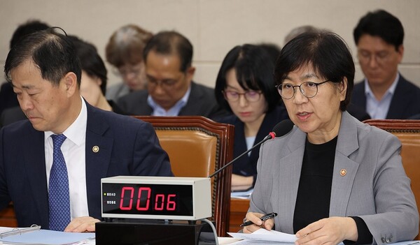 정은경 보건복지부장관이 2025년 10월 15일 서울 여의도 국회에서 발언하고 있다./ 연합