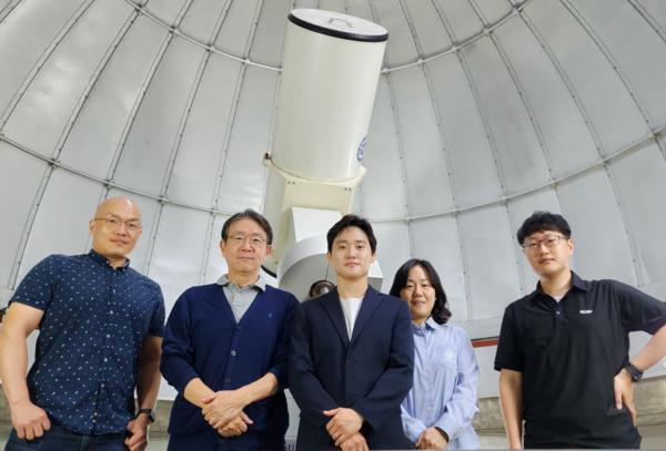 연세대학교 은하진화연구센터 참여 연구진의 모습이다. (왼쪽부터)정철 연구교수, 이영욱 교수, 손준혁 연구원, 조혜전 연구교수, 박승현 연구원이다. /2025.10.16 연세대학교