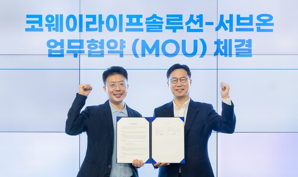 2025년 10월 15일 서울 구로구 지타워 코웨이라이프솔루션 본사에서 열린 협약식에서 김명곤 코웨이라이프솔루션 대표이사(왼쪽)와 홍영준 서브온 대표이사가 업무협약을 맺고 기념 촬영을 하고 있다. /코웨이