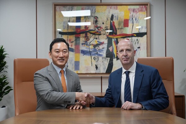 김성환 한국투자증권 사장(왼쪽)과 댄 왓킨스(Dan Watkins) JP모간 아시아태평양 CEO(최고경영자)가 2025년 10월 16일 서울 여의도 한국투자증권 본사에서 만나 전략적 비즈니스 협력방안을 논의한 뒤 기념촬영을 하고 있다. /사진=한국투자증권