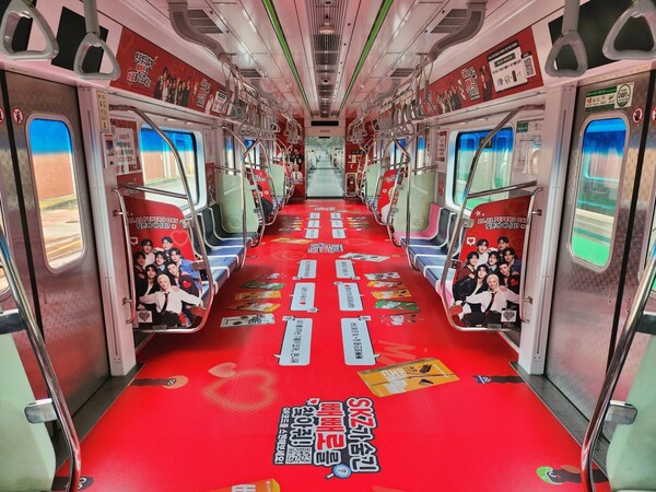 롯데웰푸드 ‘스트레이 키즈(Stray Kids)가 숨긴 빼빼로를 찾아줘!’ 이벤트를 위해 랩핑된 서울 지하철 2호선 열차 / 사진=롯데웰푸드