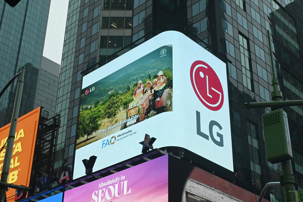 미국 뉴욕 타임스스퀘어에서 국제연합식량농업기구(UNFAO)가 '더 나은 음식과 더 나은 미래를 위해 손을 맞잡고'를 주제로 제작한 영상이 상영되고 있다. / 사진=LG전자