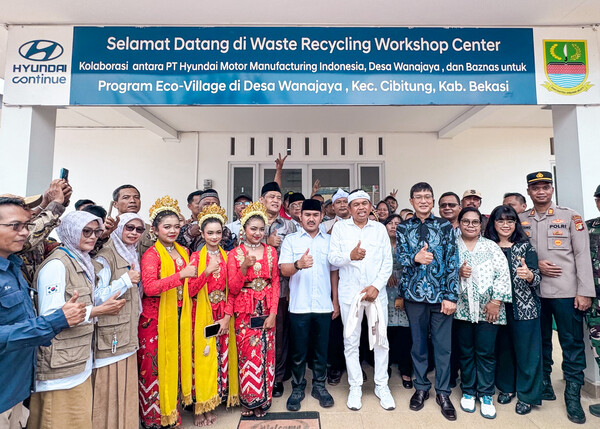 2025년 10월 16일(현지시간) 인도네시아 브카시에서 (첫째 줄 왼쪽 여덟 번째부터) 데디 물야디 인도네시아 서자바주 주지사, 방현철 현대차 인도네시아 생산법인(HMMI) 법인장, 마틸다 앙투아네트 부이산 굿네이버스 인도네시아 대표 등 주요 관계자들이 기념촬영을 하고 있다./사진=현대차