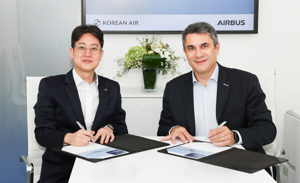 2025년 10월 16일(현지시간) 런던에서 열린 2025 유지·보수·정비 유럽(MRO Europe)에서 오종훈 대한항공 예지정비팀장(왼쪽)과 파브리스 비욤 에어버스 디지털 서비스 성장·혁신 책임자가 계약을 체결한 뒤 기념사진을 촬영하고 있다. /대한항공